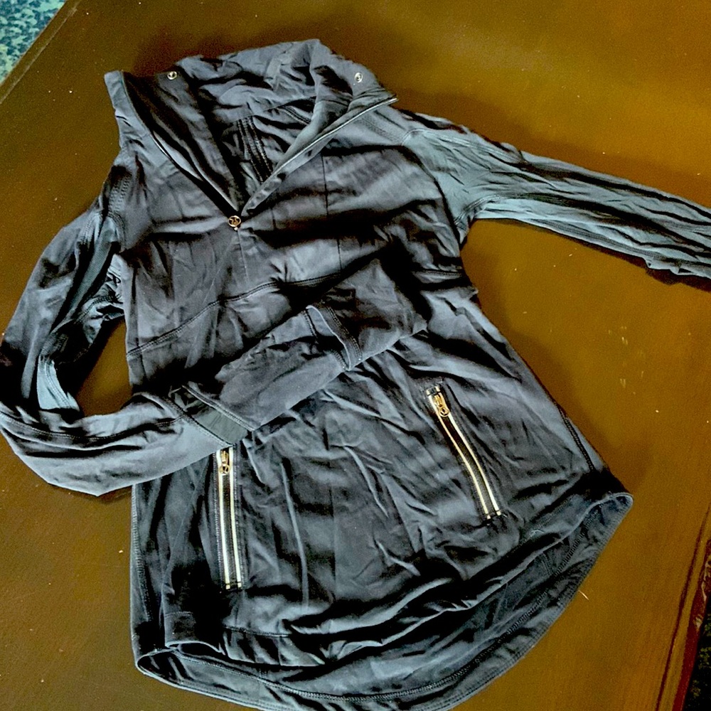 Lululemon lightweight top - size 4